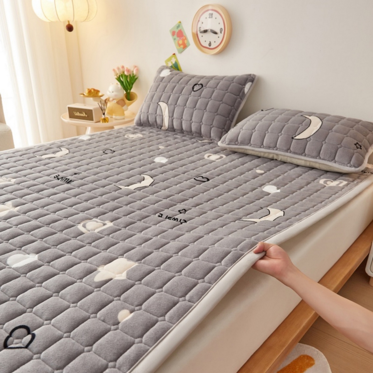 91家纺网 家纺一手货源 找家纺 奇丝雅 2025新款A类牛奶绒夹棉印花床褥床垫家用软垫床护垫-大床款 满天星