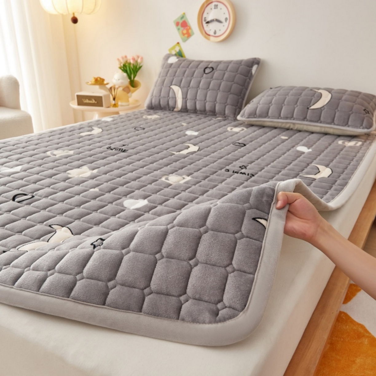 91家纺网 家纺一手货源 找家纺 奇丝雅 2025新款A类牛奶绒夹棉印花床褥床垫家用软垫床护垫-大床款 满天星