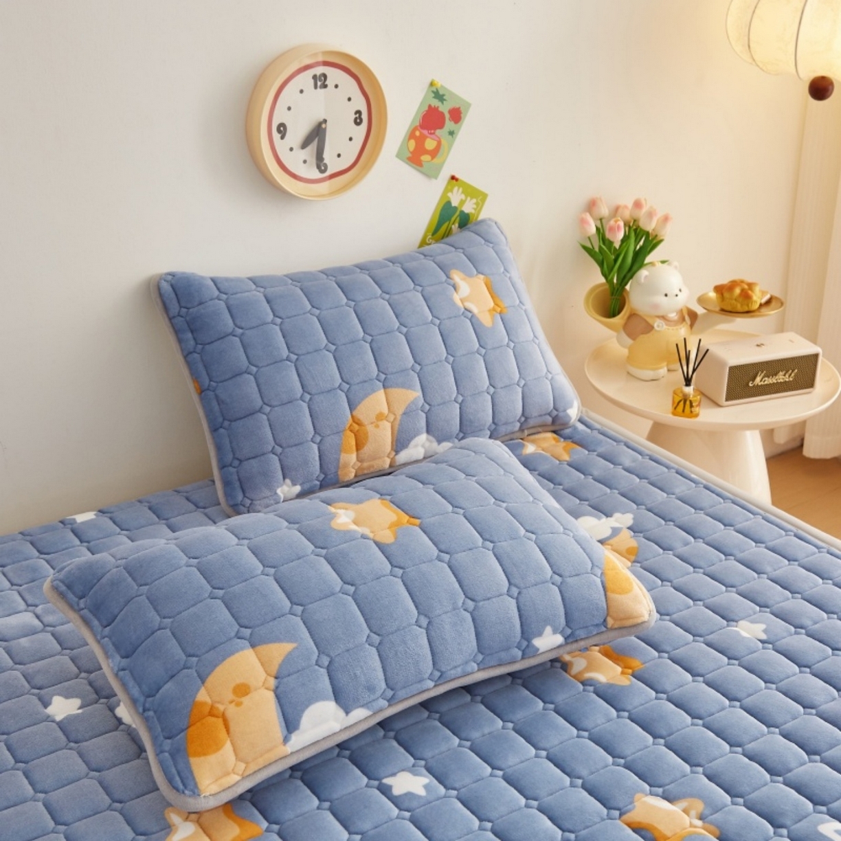 91家纺网 家纺一手货源 找家纺 奇丝雅 2025新款A类牛奶绒夹棉印花床褥床垫家用软垫床护垫-大床款 筑梦星空