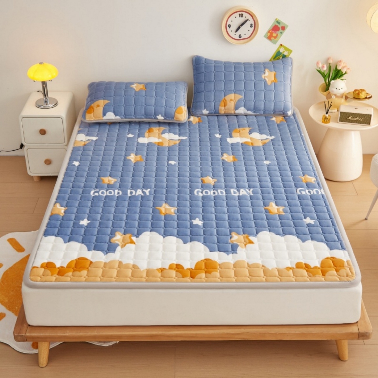 91家纺网 家纺一手货源 找家纺 奇丝雅 2025新款A类牛奶绒夹棉印花床褥床垫家用软垫床护垫-大床款 筑梦星空