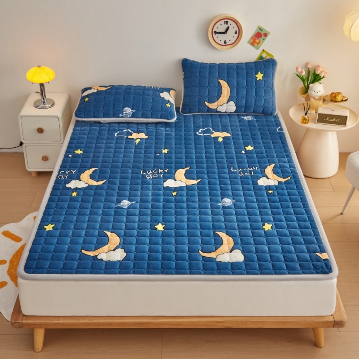 91家纺网 家纺一手货源 找家纺 奇丝雅 2025新款A类牛奶绒夹棉印花床褥床垫家用软垫床护垫-大床款 晚安