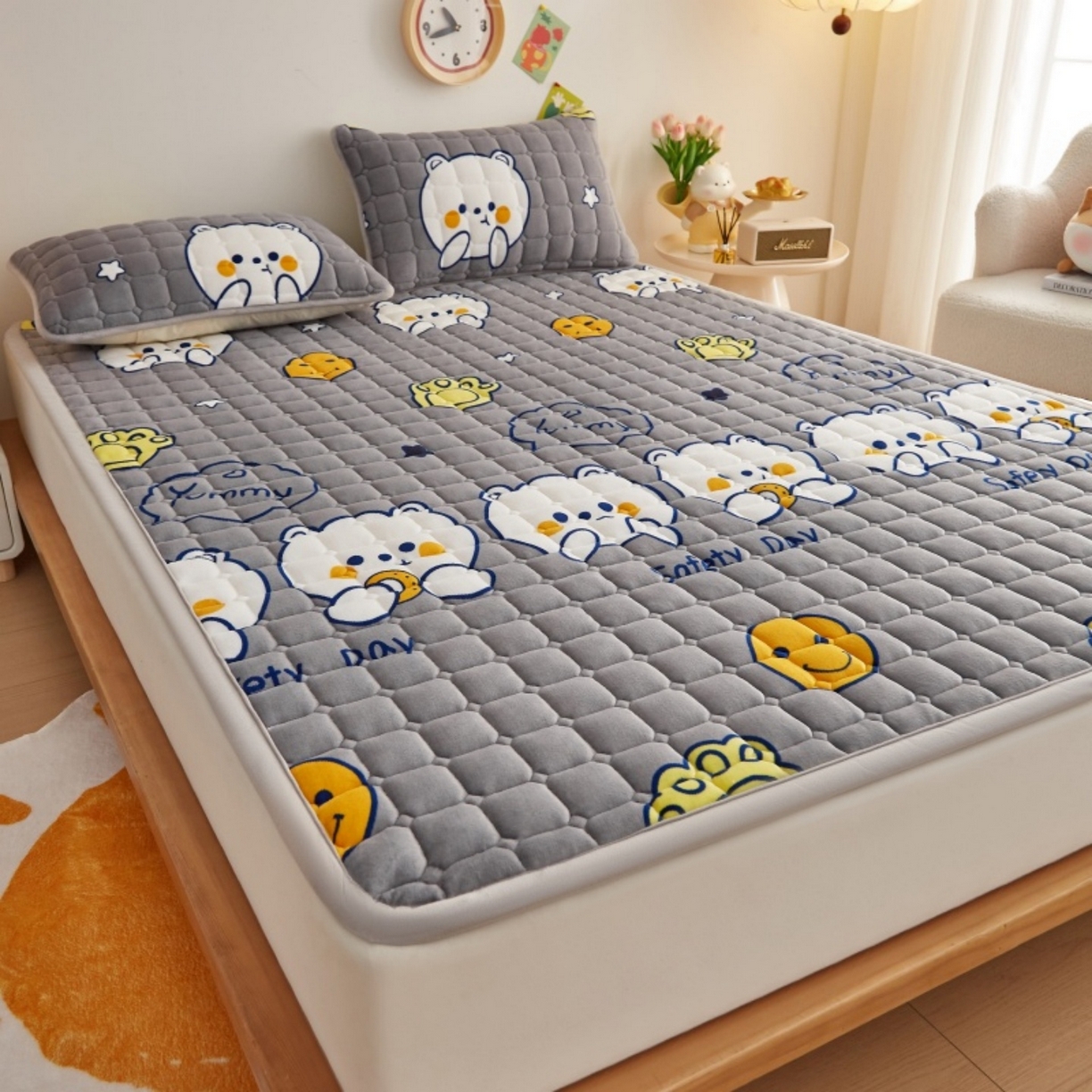 91家纺网 家纺一手货源 找家纺 奇丝雅 2025新款A类牛奶绒夹棉印花床褥床垫家用软垫床护垫-大床款 欢乐熊