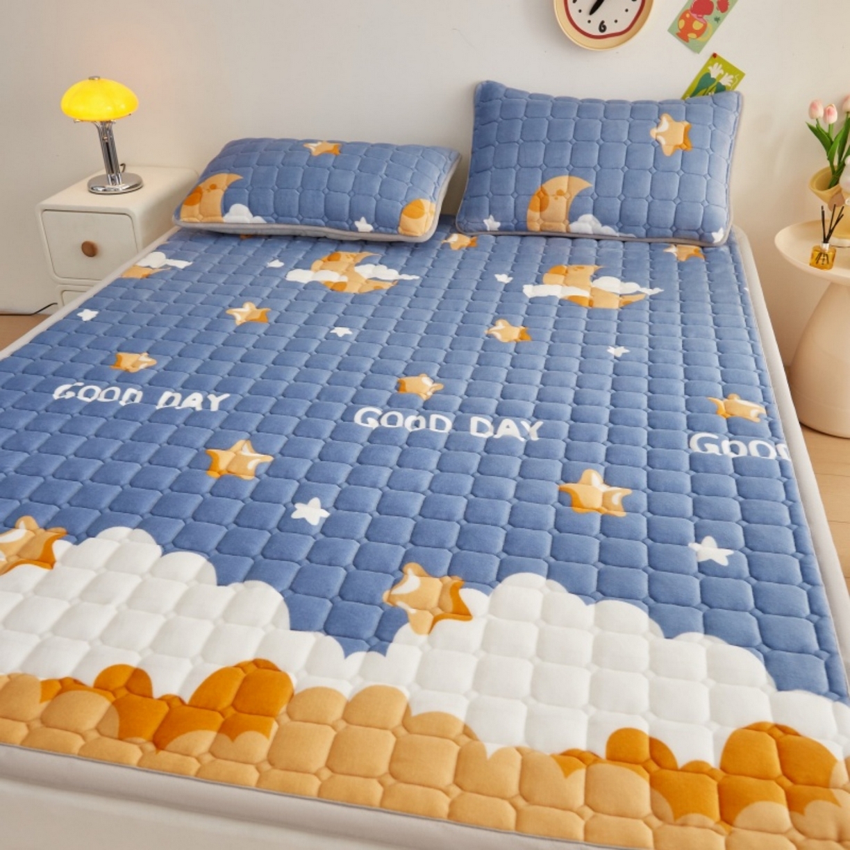 91家纺网 家纺一手货源 找家纺 奇丝雅 2025新款A类牛奶绒夹棉印花床褥床垫家用软垫床护垫-大床款 筑梦星空