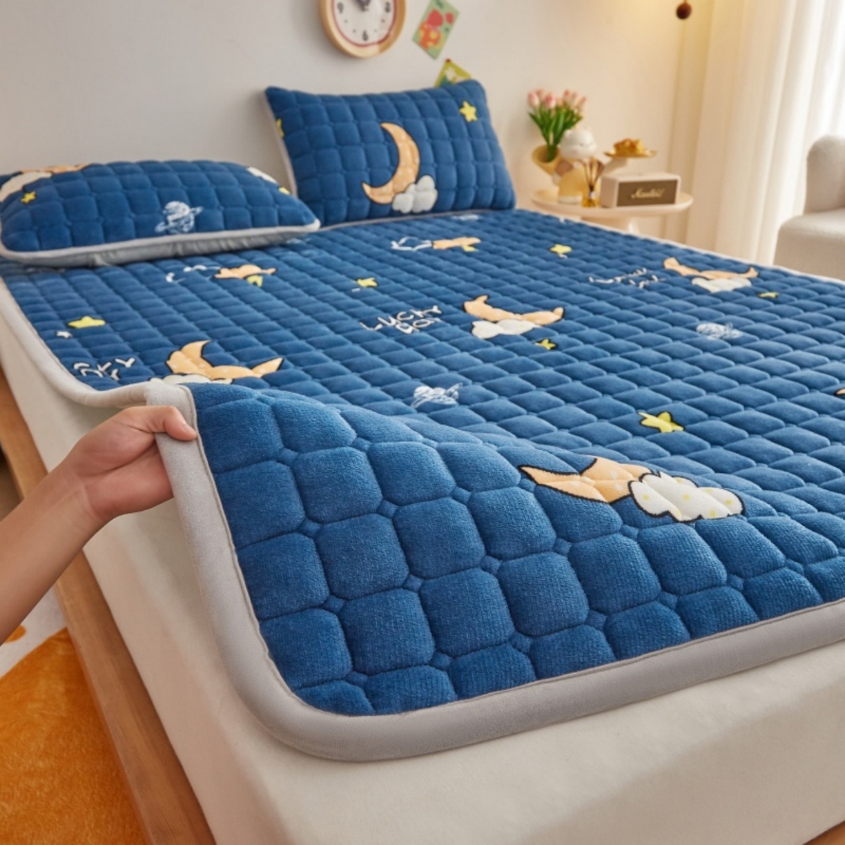 91家纺网 家纺一手货源 找家纺 奇丝雅 2025新款A类牛奶绒夹棉印花床褥床垫家用软垫床护垫-大床款 晚安