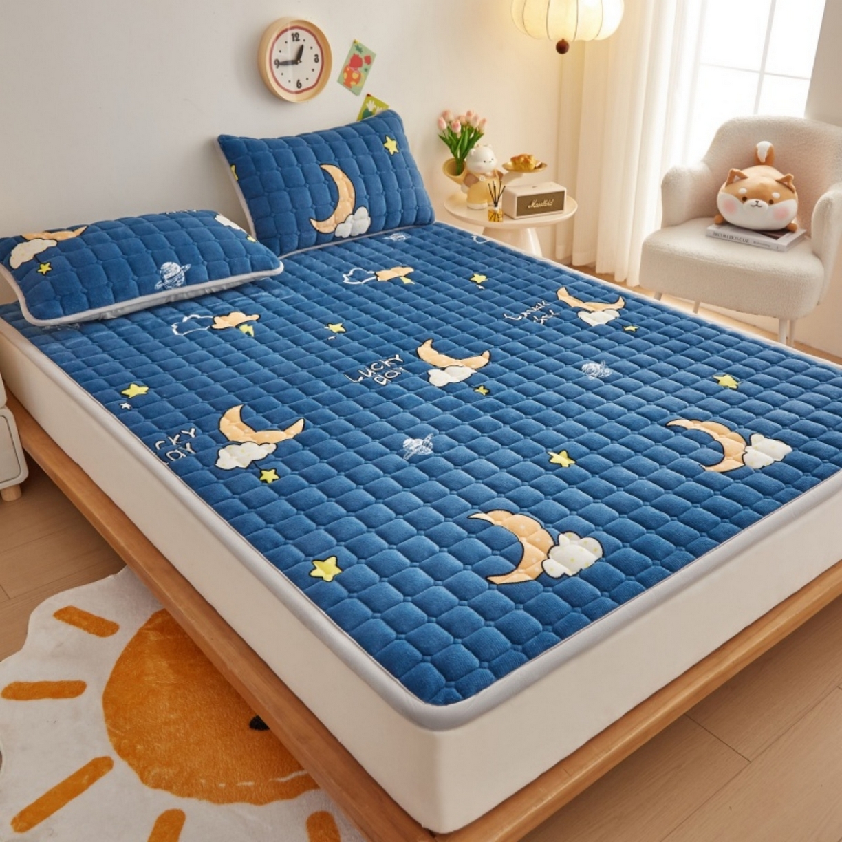 91家纺网 家纺一手货源 找家纺 奇丝雅 2025新款A类牛奶绒夹棉印花床褥床垫家用软垫床护垫-大床款 晚安