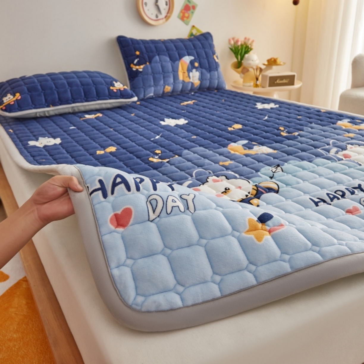 91家纺网 家纺一手货源 找家纺 奇丝雅 2025新款A类牛奶绒夹棉印花床褥床垫家用软垫床护垫-大床款 月亮熊