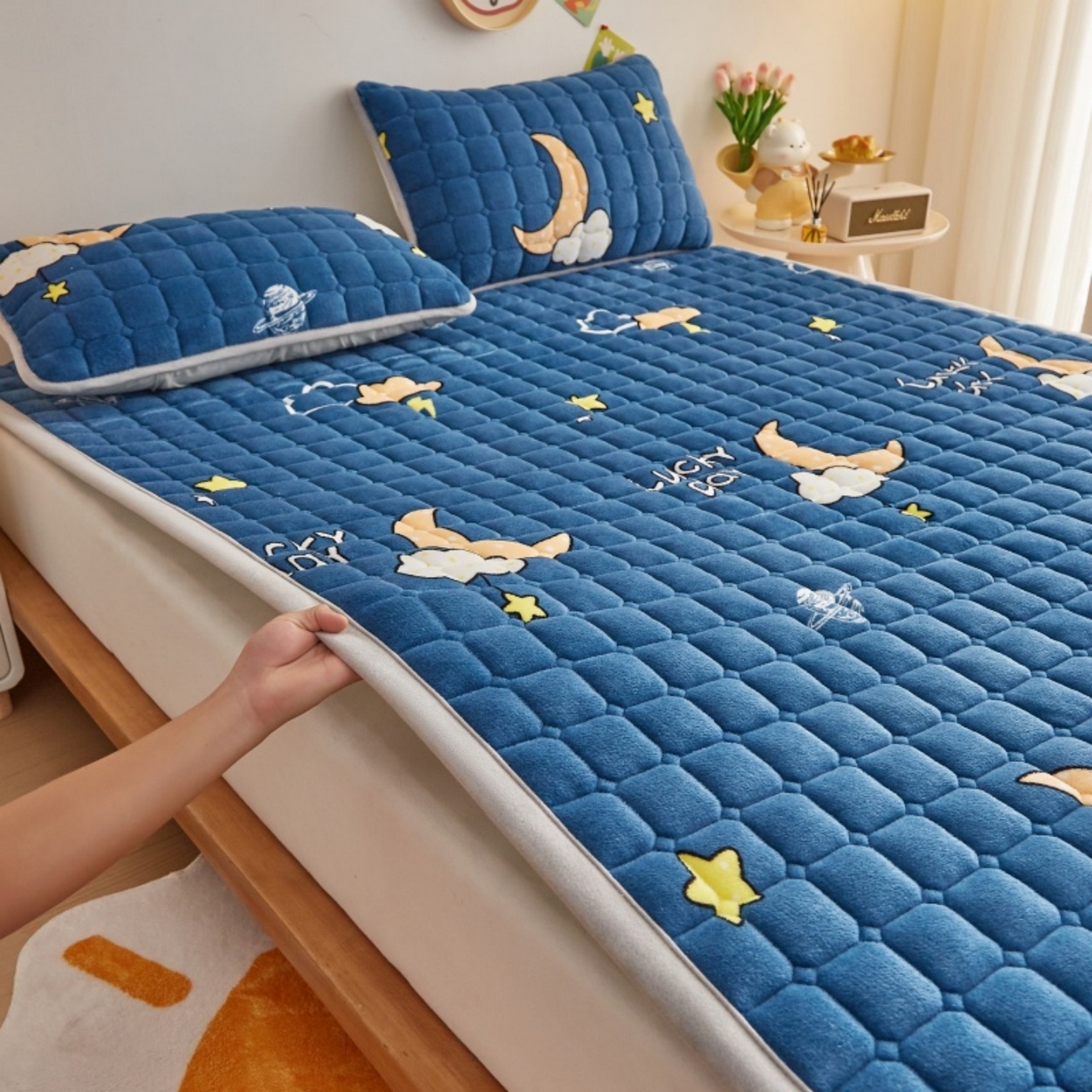 91家纺网 家纺一手货源 找家纺 奇丝雅 2025新款A类牛奶绒夹棉印花床褥床垫家用软垫床护垫-大床款 晚安