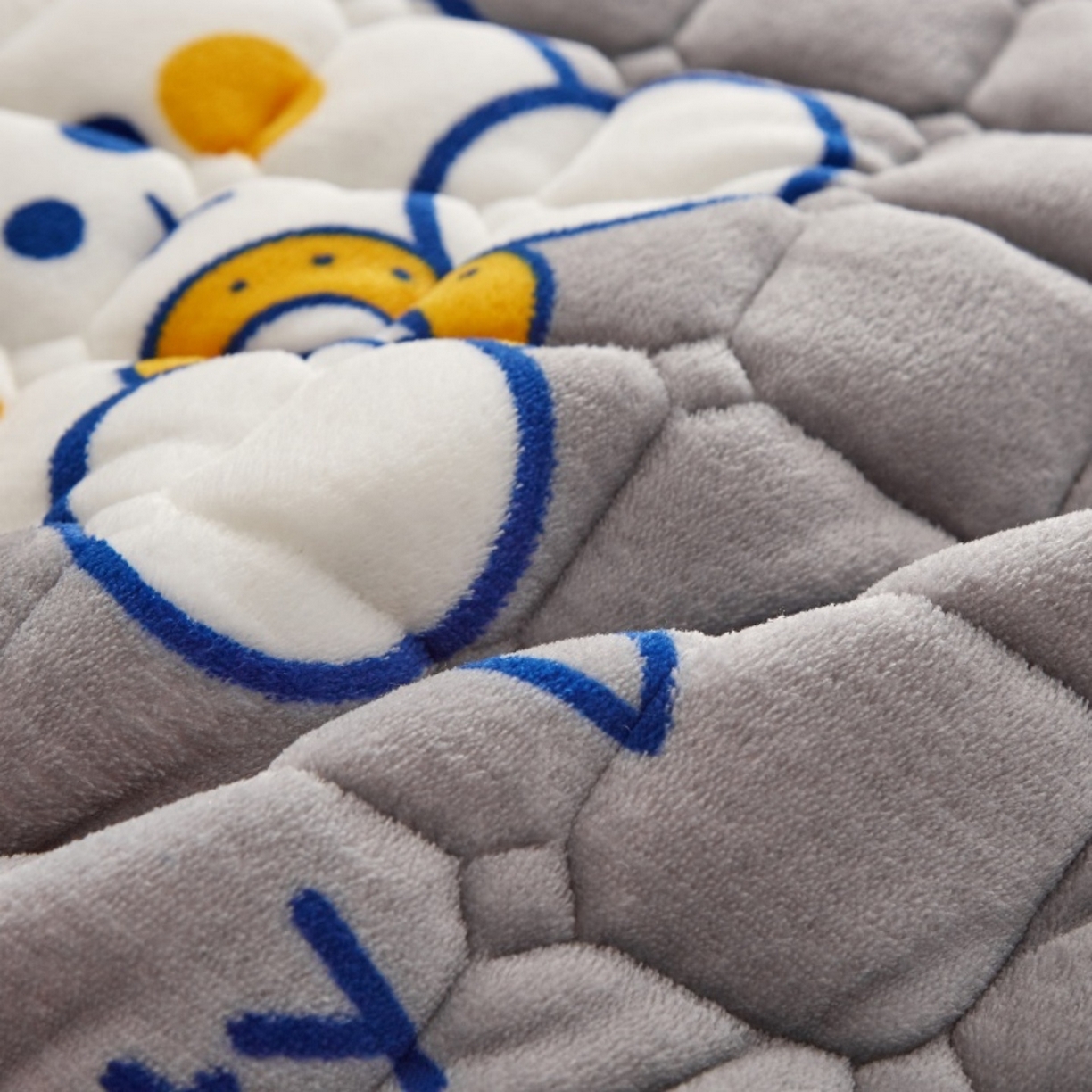 91家纺网 家纺一手货源 找家纺 奇丝雅 2025新款A类牛奶绒夹棉印花床褥床垫家用软垫床护垫-大床款 欢乐熊