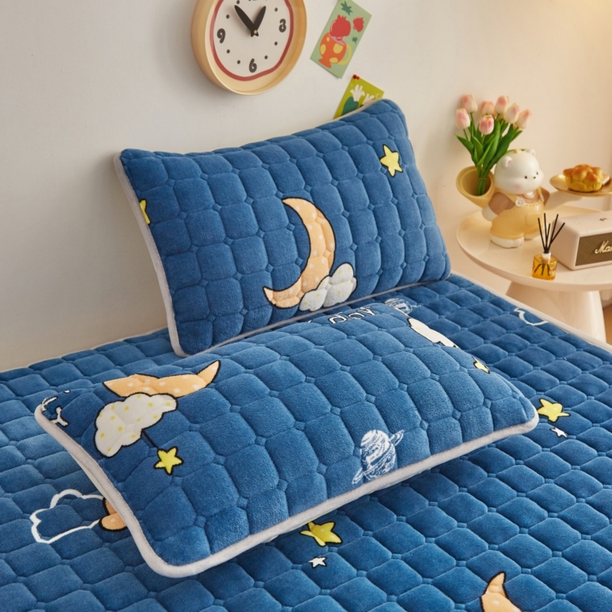 91家纺网 家纺一手货源 找家纺 奇丝雅 2025新款A类牛奶绒夹棉印花床褥床垫家用软垫床护垫-大床款 晚安