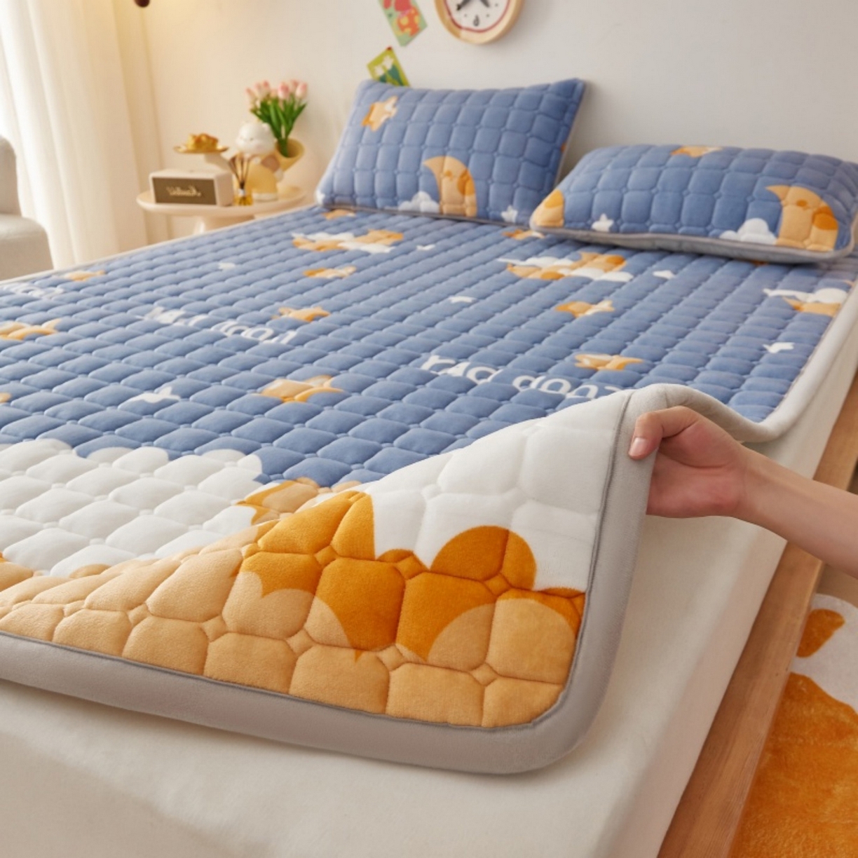 91家纺网 家纺一手货源 找家纺 奇丝雅 2025新款A类牛奶绒夹棉印花床褥床垫家用软垫床护垫-大床款 筑梦星空