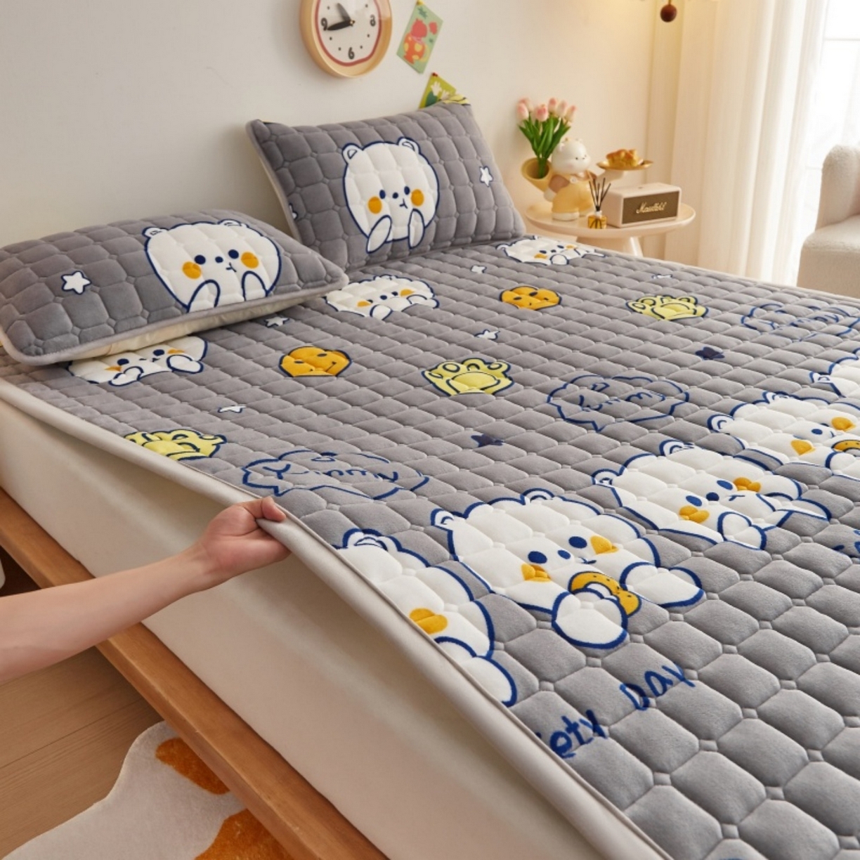 91家纺网 家纺一手货源 找家纺 奇丝雅 2025新款A类牛奶绒夹棉印花床褥床垫家用软垫床护垫-大床款 欢乐熊
