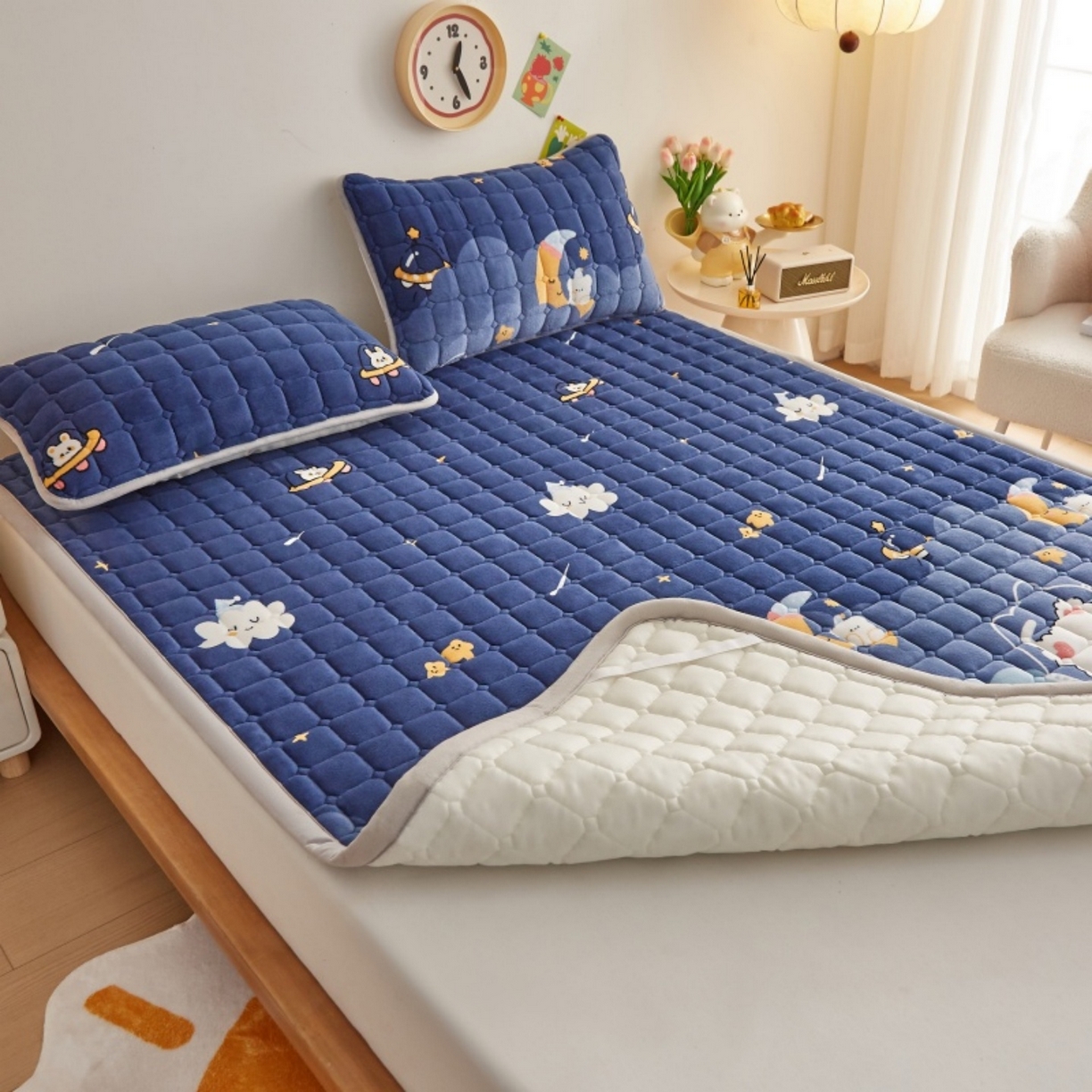 91家纺网 家纺一手货源 找家纺 奇丝雅 2025新款A类牛奶绒夹棉印花床褥床垫家用软垫床护垫-大床款 月亮熊