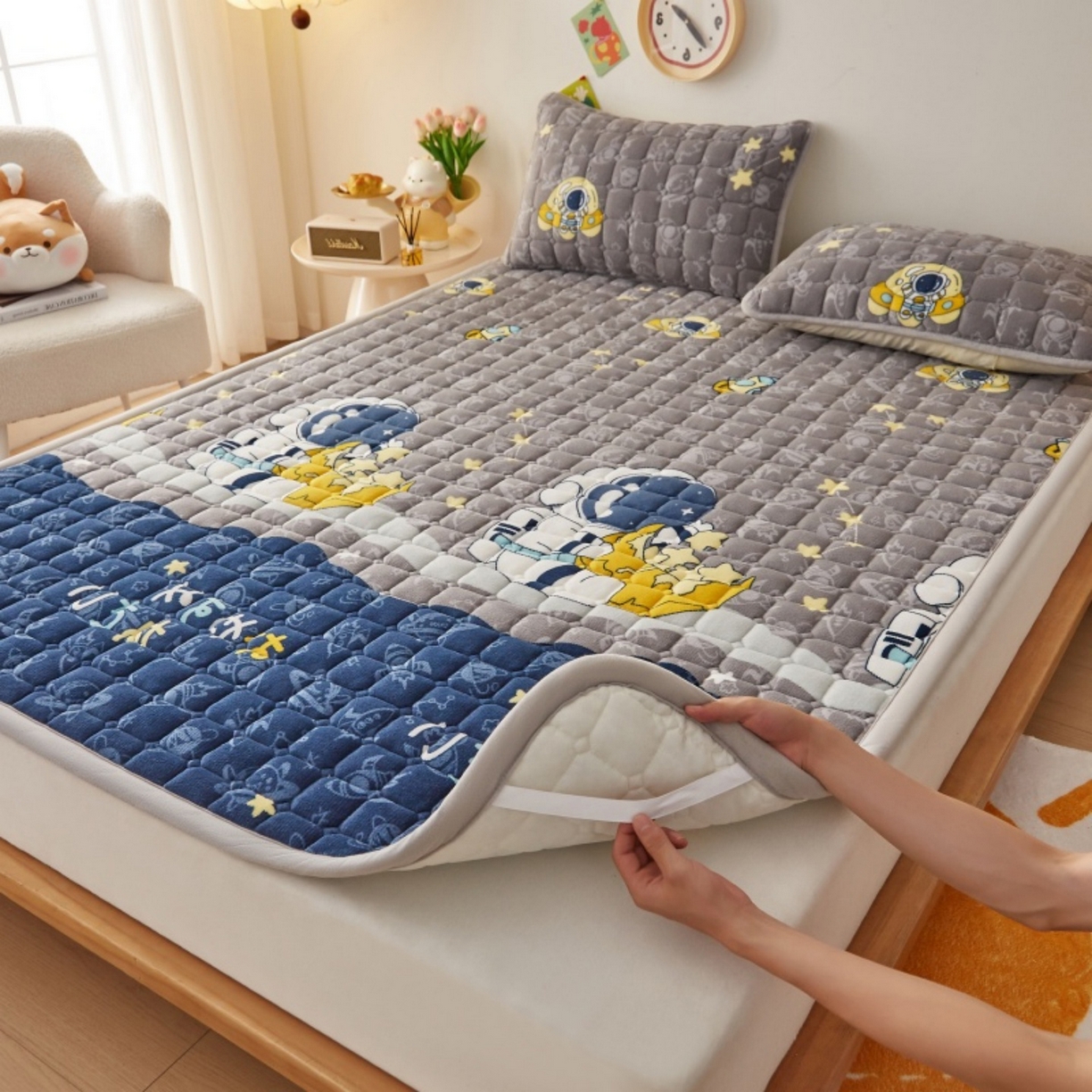 91家纺网 家纺一手货源 找家纺 奇丝雅 2025新款A类牛奶绒夹棉印花床褥床垫家用软垫床护垫-大床款 宇航员