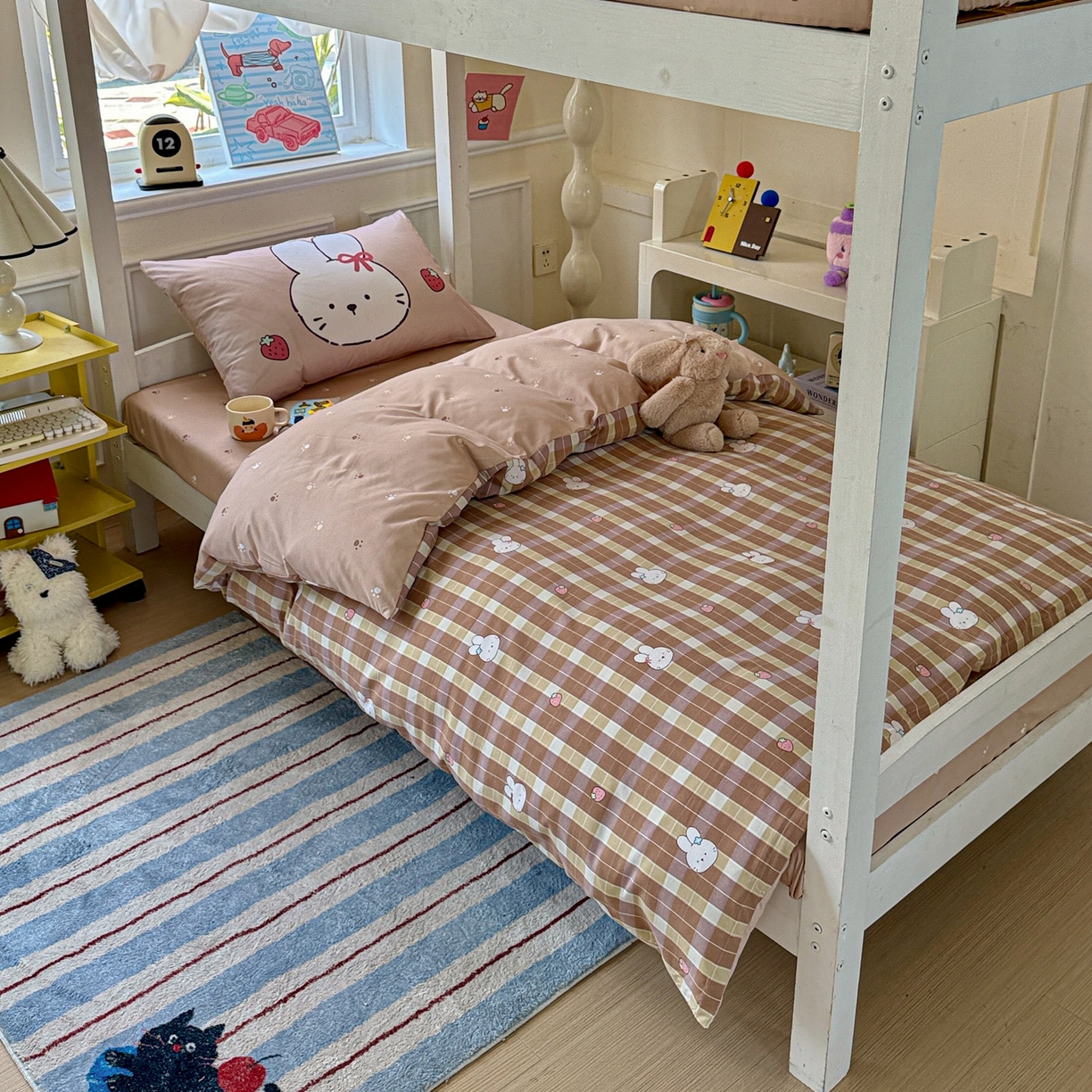 91家纺网 家纺一手货源 找家纺 海岛哥哥 2025新款软柔棉105g大版双面印花宿舍学生三件套上下铺三件套 莓果兔