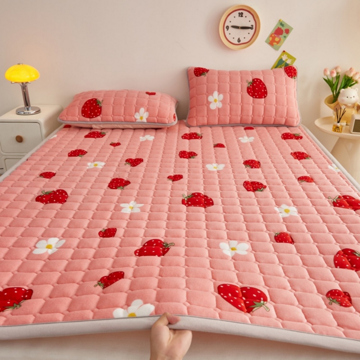 91家纺网 家纺一手货源 找家纺 奇丝雅 2025新款A类牛奶绒夹棉印花床褥床垫家用软垫床护垫-大床款 草莓物语