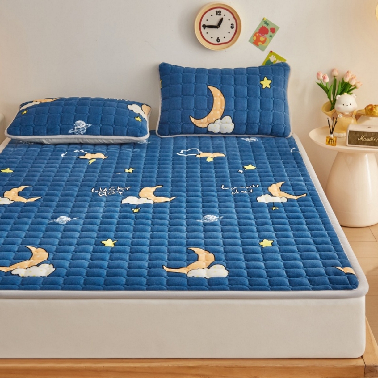 91家纺网 家纺一手货源 找家纺 奇丝雅 2025新款A类牛奶绒夹棉印花床褥床垫家用软垫床护垫-大床款 晚安