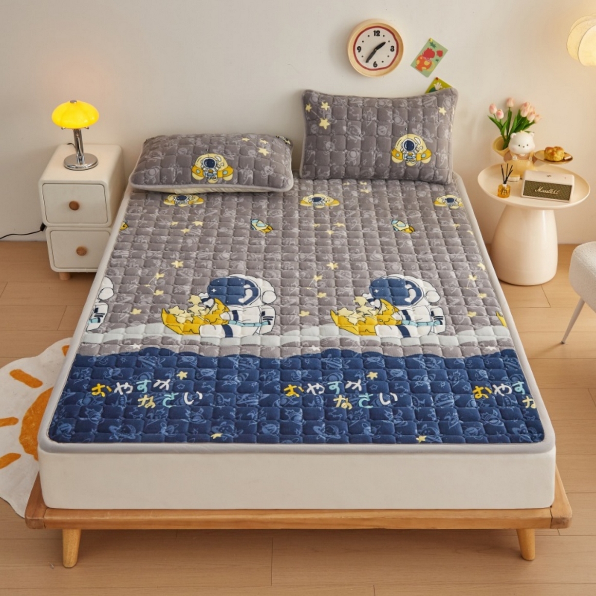 91家纺网 家纺一手货源 找家纺 奇丝雅 2025新款A类牛奶绒夹棉印花床褥床垫家用软垫床护垫-大床款 宇航员