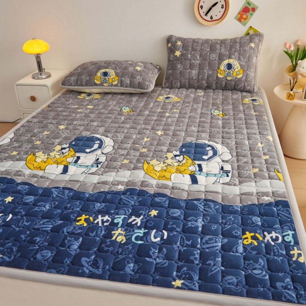 91家纺网 家纺一手货源 找家纺 奇丝雅 2025新款A类牛奶绒夹棉印花床褥床垫家用软垫床护垫-大床款 宇航员