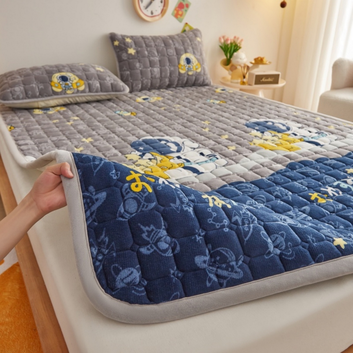 91家纺网 家纺一手货源 找家纺 奇丝雅 2025新款A类牛奶绒夹棉印花床褥床垫家用软垫床护垫-大床款 宇航员