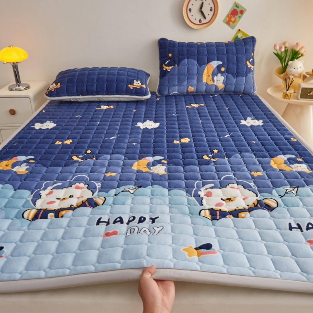 91家纺网 家纺一手货源 找家纺 奇丝雅 2025新款A类牛奶绒夹棉印花床褥床垫家用软垫床护垫-大床款 月亮熊