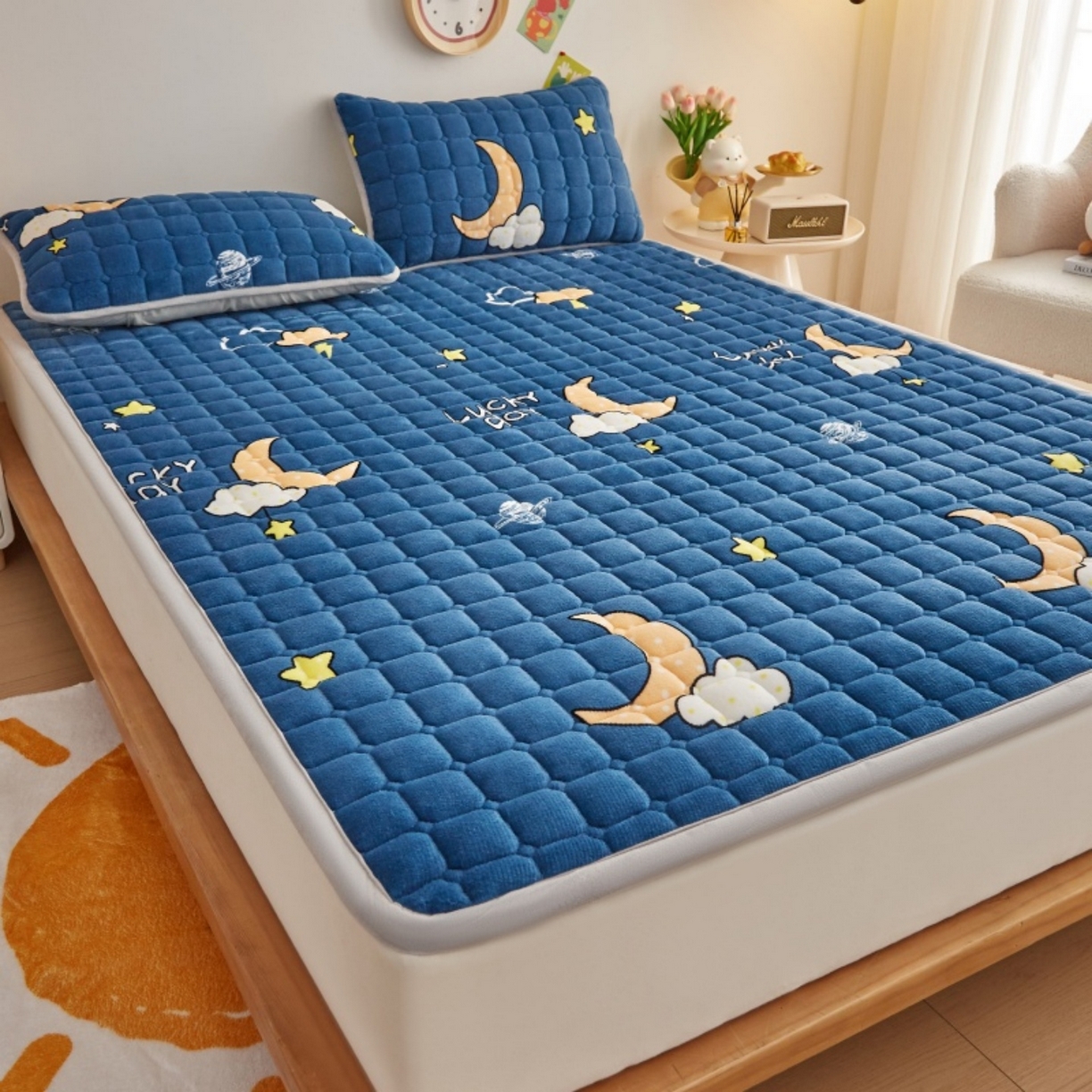 91家纺网 家纺一手货源 找家纺 奇丝雅 2025新款A类牛奶绒夹棉印花床褥床垫家用软垫床护垫-大床款 晚安