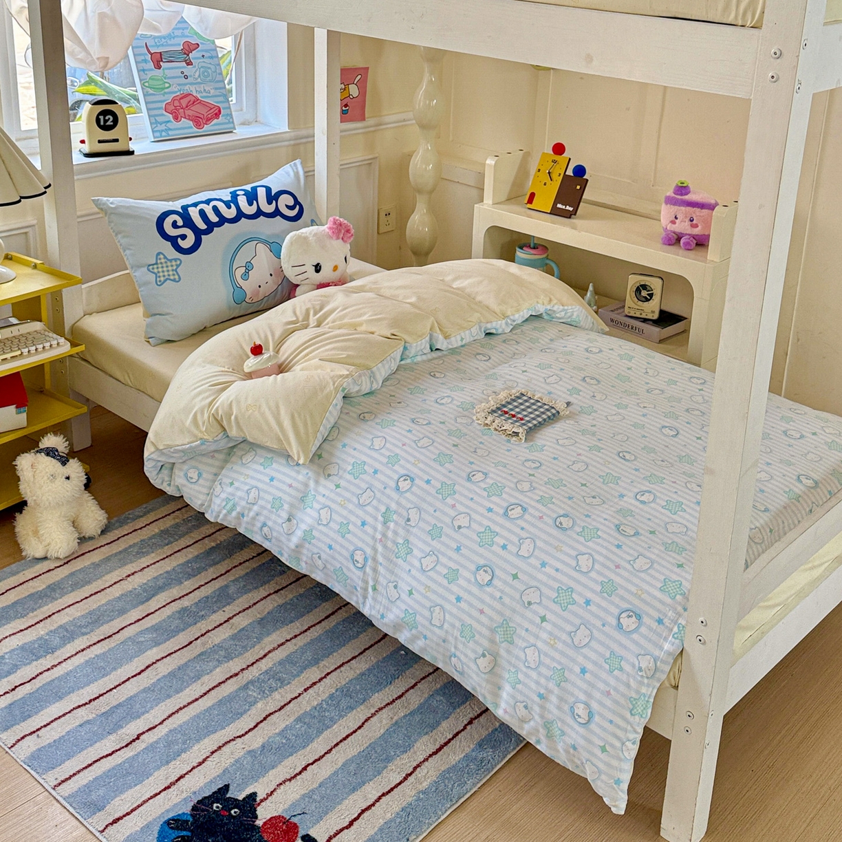 91家纺网 家纺一手货源 找家纺 海岛哥哥 2025新款软柔棉105g大版双面印花宿舍学生三件套上下铺三件套 星星凯蒂蓝