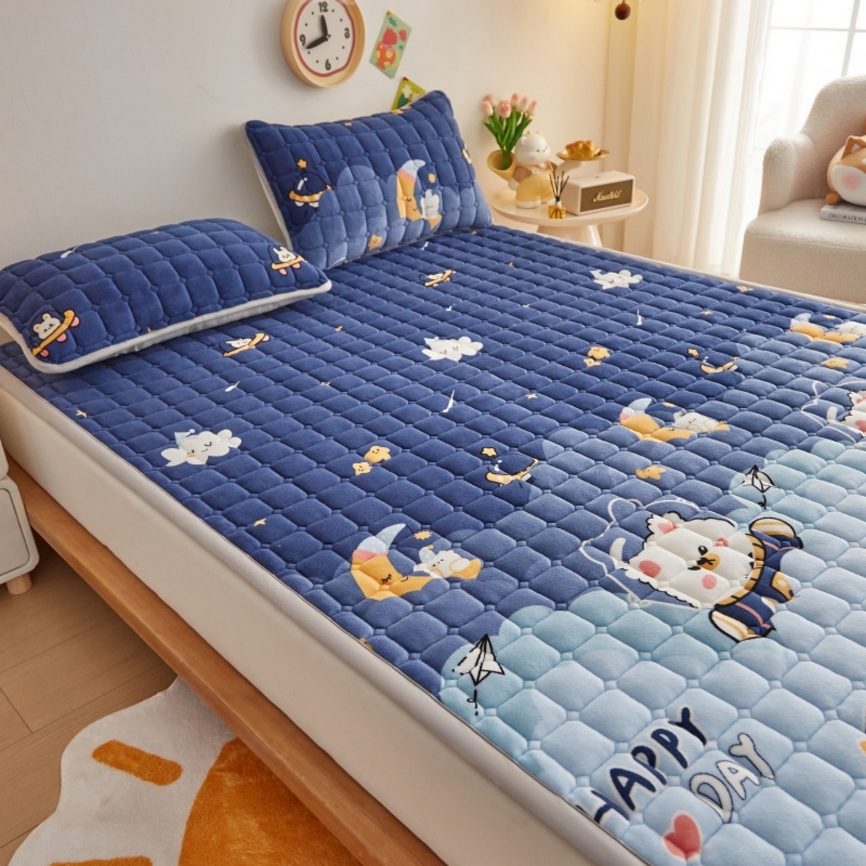 91家纺网 家纺一手货源 找家纺 奇丝雅 2025新款A类牛奶绒夹棉印花床褥床垫家用软垫床护垫-大床款 月亮熊