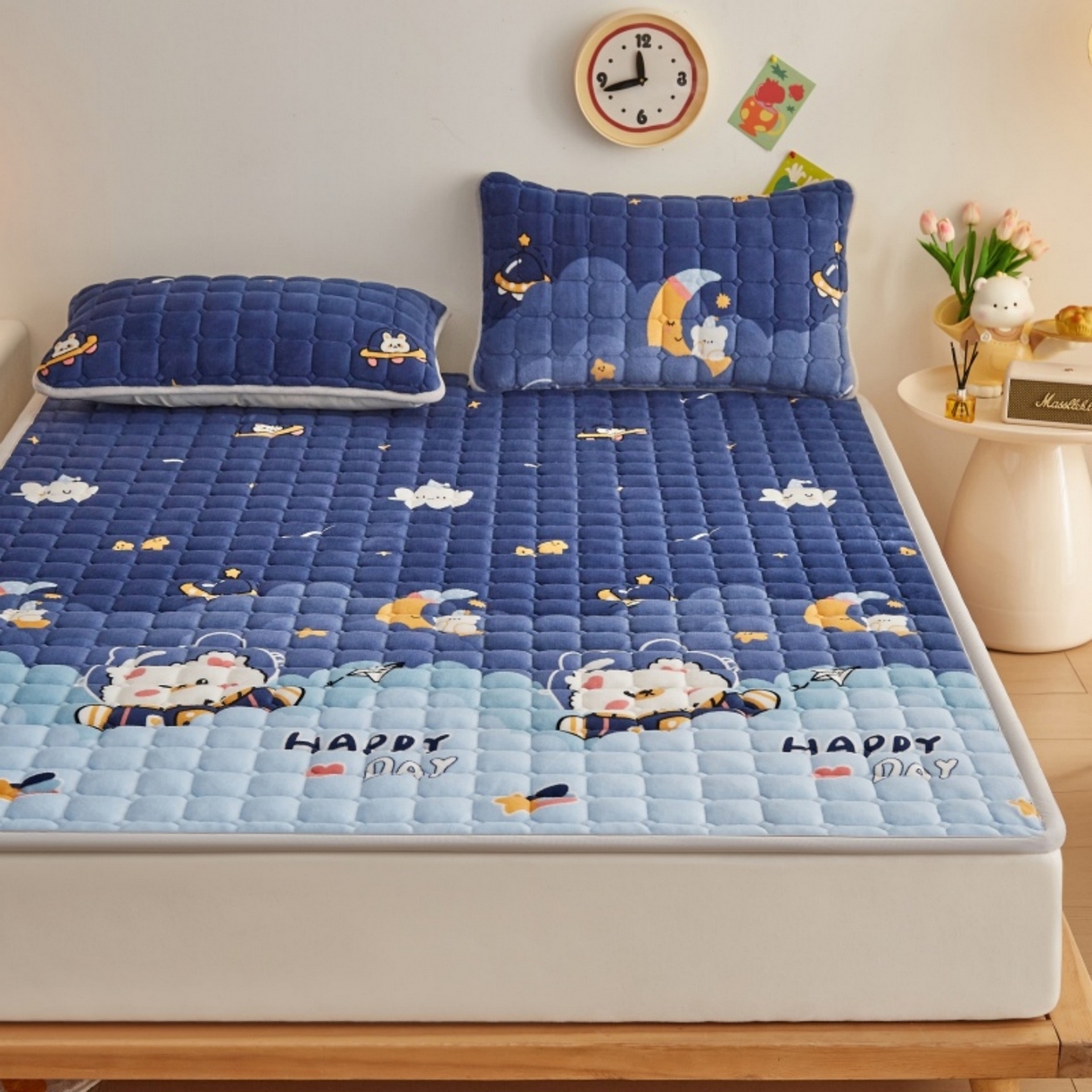 91家纺网 家纺一手货源 找家纺 奇丝雅 2025新款A类牛奶绒夹棉印花床褥床垫家用软垫床护垫-大床款 月亮熊