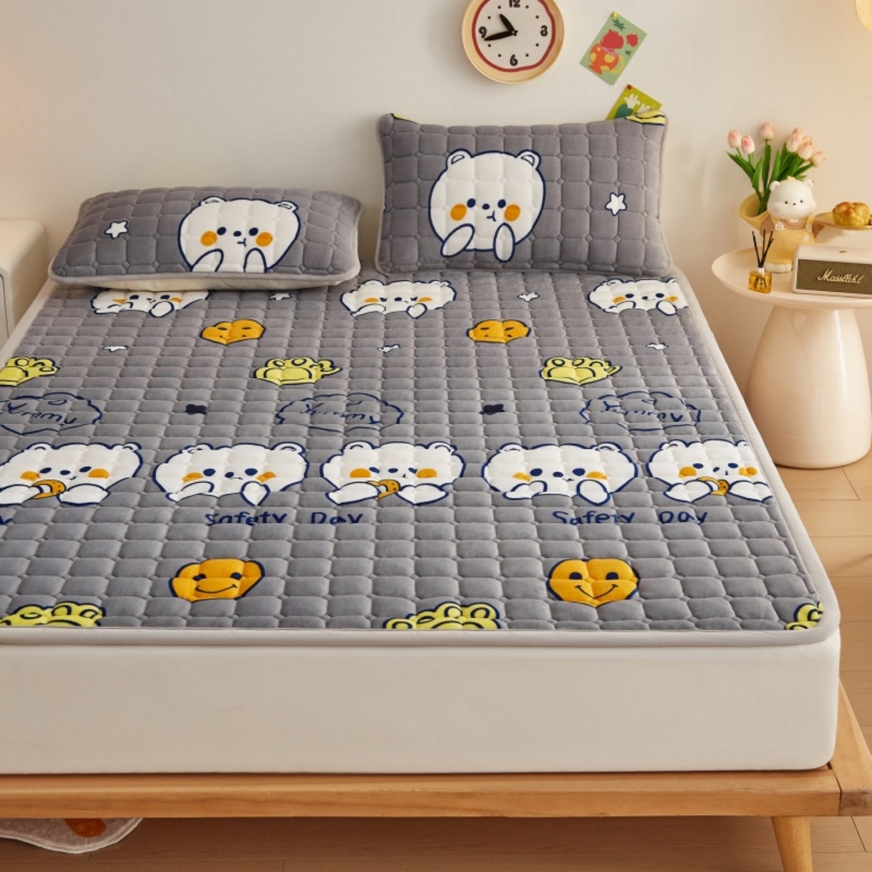 91家纺网 家纺一手货源 找家纺 奇丝雅 2025新款A类牛奶绒夹棉印花床褥床垫家用软垫床护垫-大床款 欢乐熊