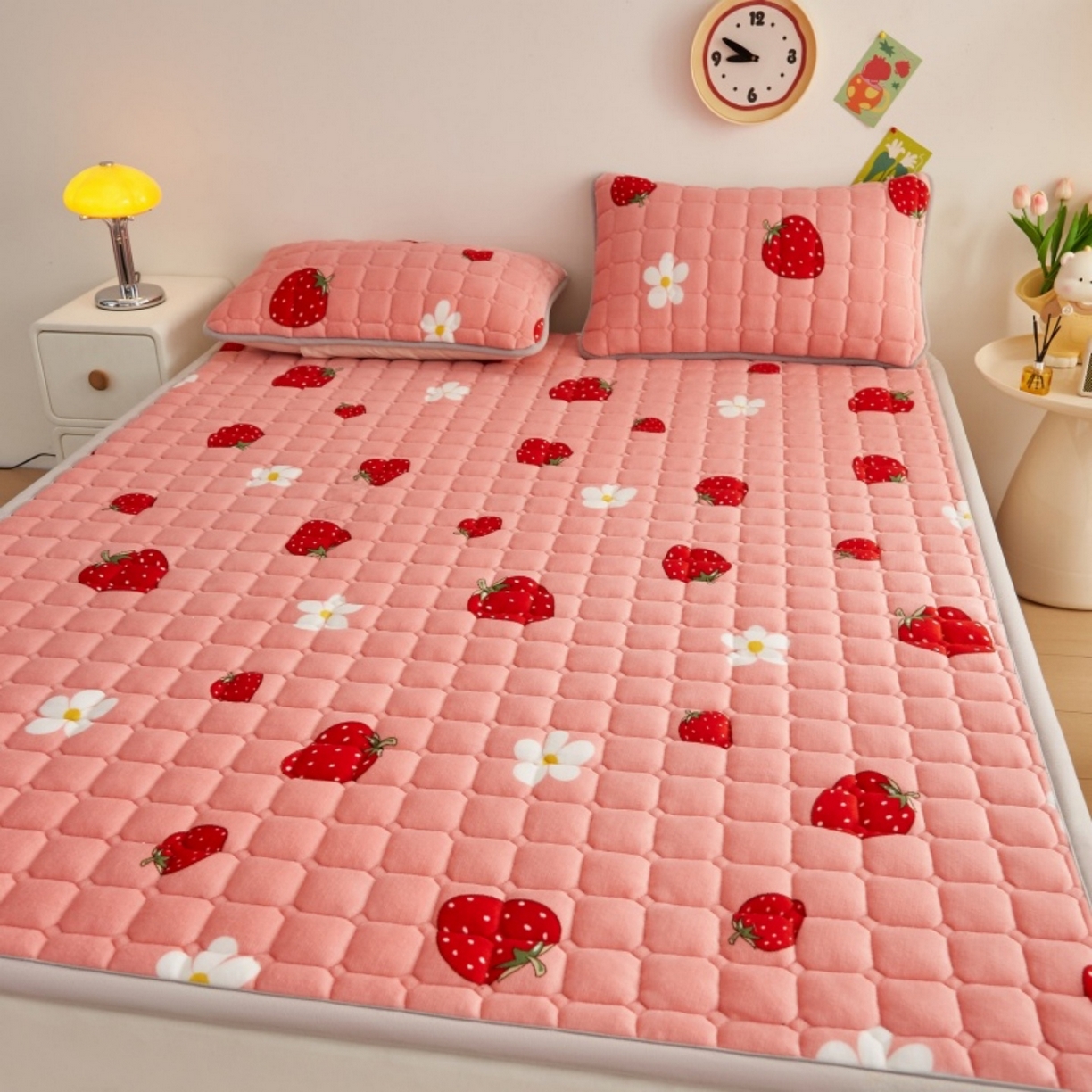 91家纺网 家纺一手货源 找家纺 奇丝雅 2025新款A类牛奶绒夹棉印花床褥床垫家用软垫床护垫-大床款 草莓物语