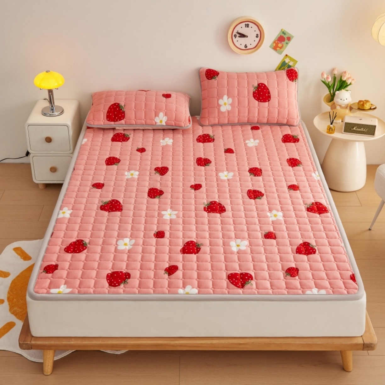 91家纺网 家纺一手货源 找家纺 奇丝雅 2025新款A类牛奶绒夹棉印花床褥床垫家用软垫床护垫-大床款 草莓物语