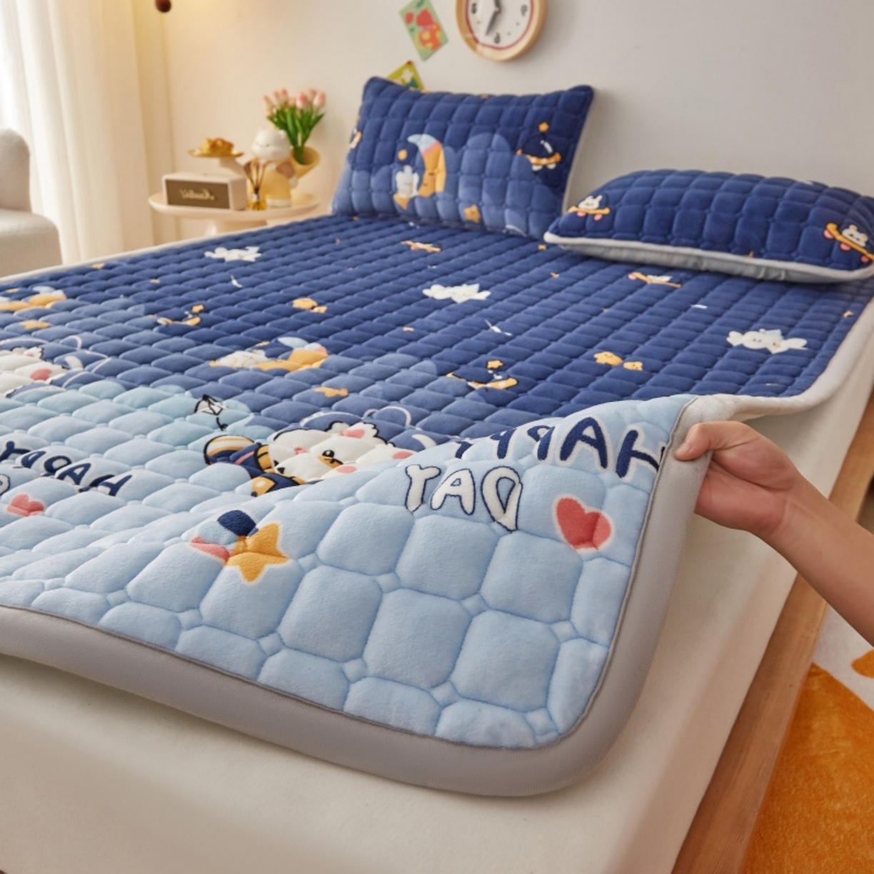 91家纺网 家纺一手货源 找家纺 奇丝雅 2025新款A类牛奶绒夹棉印花床褥床垫家用软垫床护垫-大床款 月亮熊