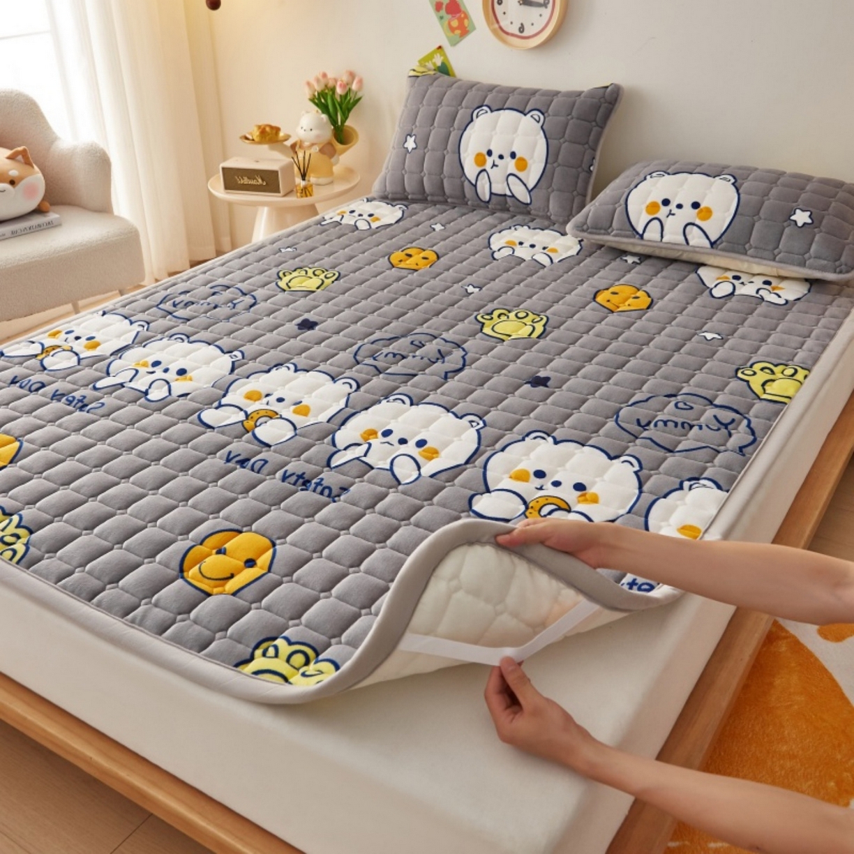 91家纺网 家纺一手货源 找家纺 奇丝雅 2025新款A类牛奶绒夹棉印花床褥床垫家用软垫床护垫-大床款 欢乐熊