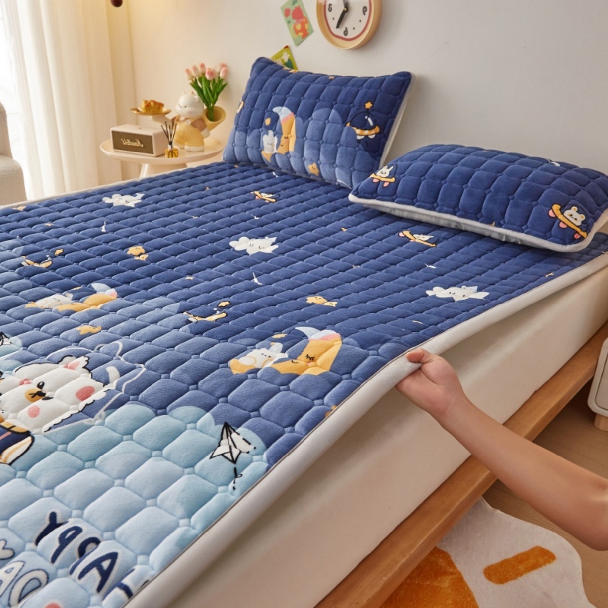 91家纺网 家纺一手货源 找家纺 奇丝雅 2025新款A类牛奶绒夹棉印花床褥床垫家用软垫床护垫-大床款 月亮熊