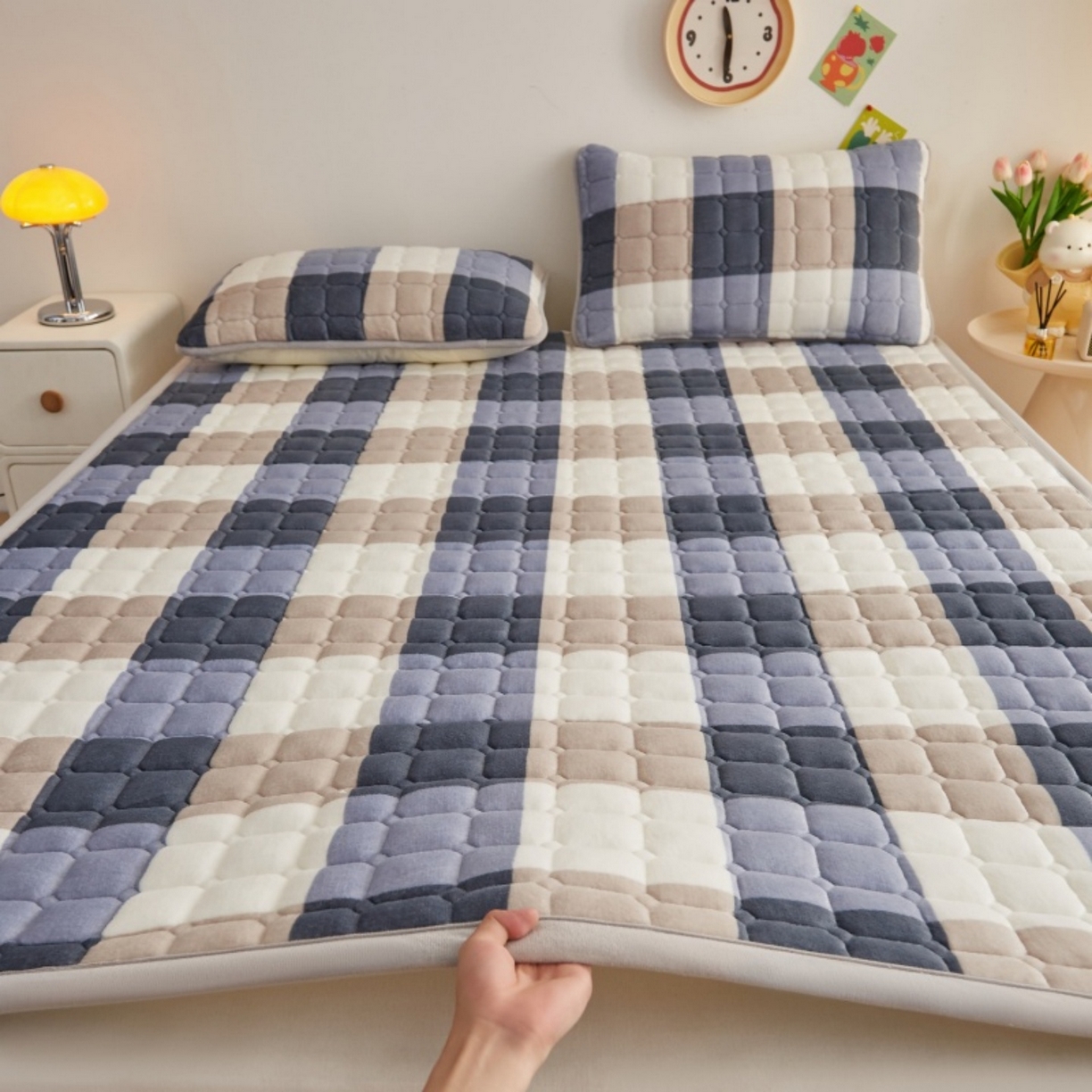 91家纺网 家纺一手货源 找家纺 奇丝雅 2025新款A类牛奶绒夹棉印花床褥床垫家用软垫床护垫-大床款 大蓝格