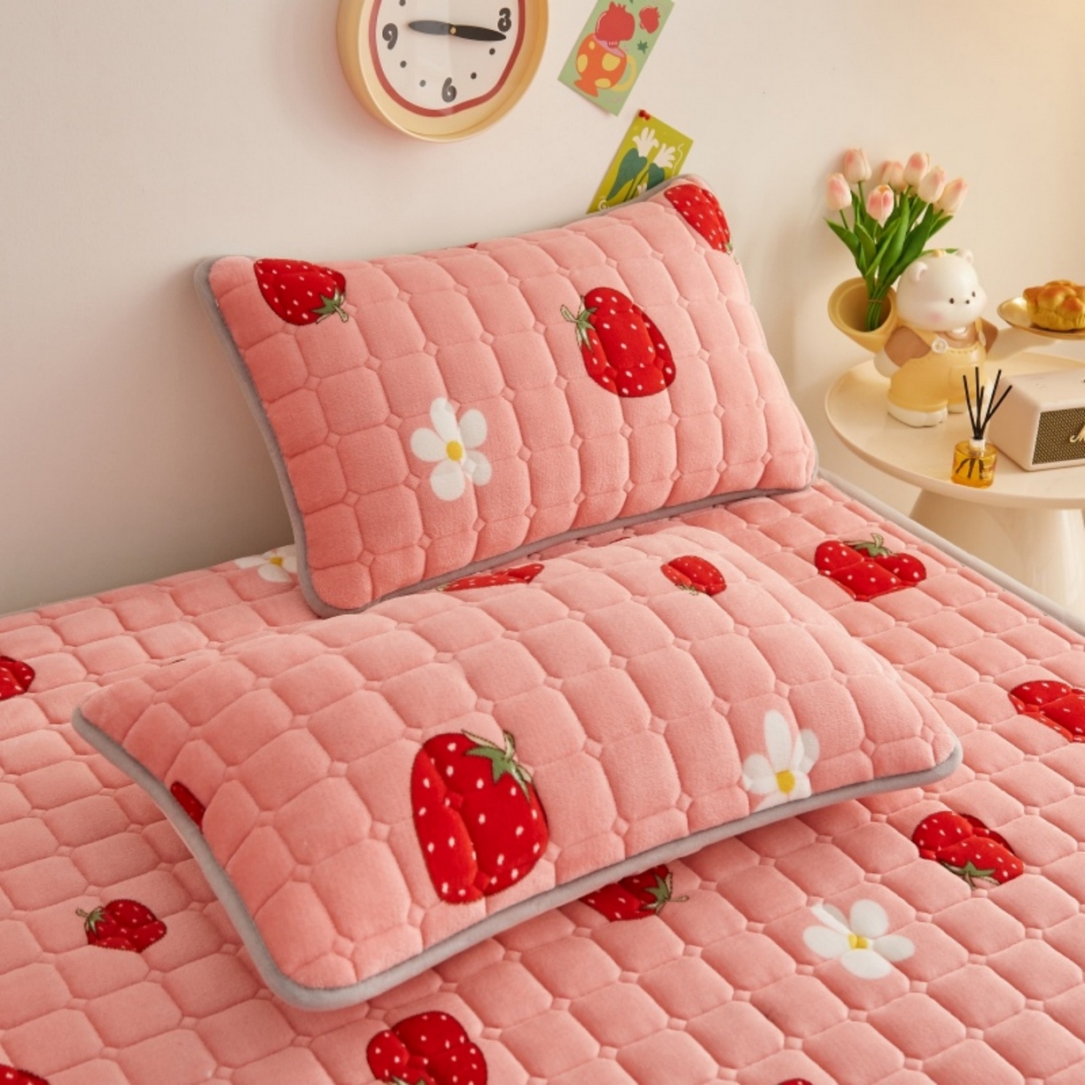 91家纺网 家纺一手货源 找家纺 奇丝雅 2025新款A类牛奶绒夹棉印花床褥床垫家用软垫床护垫-大床款 草莓物语