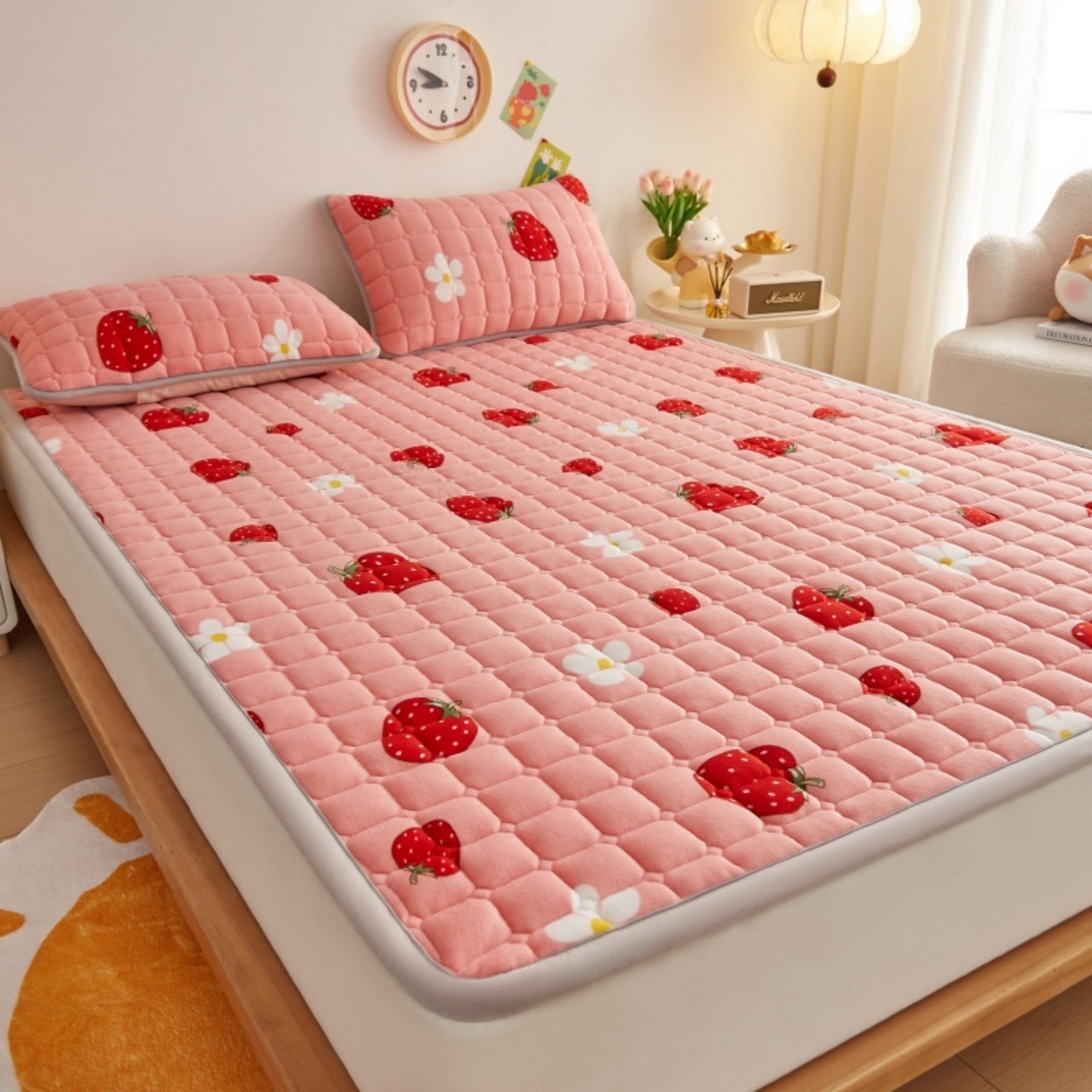 91家纺网 家纺一手货源 找家纺 奇丝雅 2025新款A类牛奶绒夹棉印花床褥床垫家用软垫床护垫-大床款 草莓物语