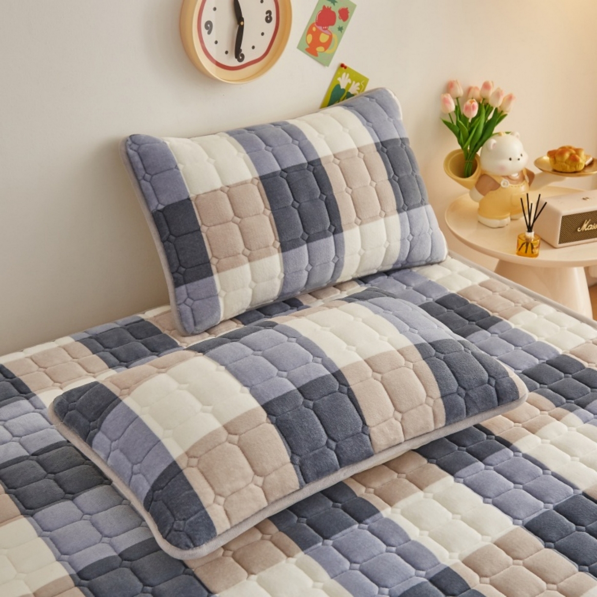 91家纺网 家纺一手货源 找家纺 奇丝雅 2025新款A类牛奶绒夹棉印花床褥床垫家用软垫床护垫-大床款 大蓝格