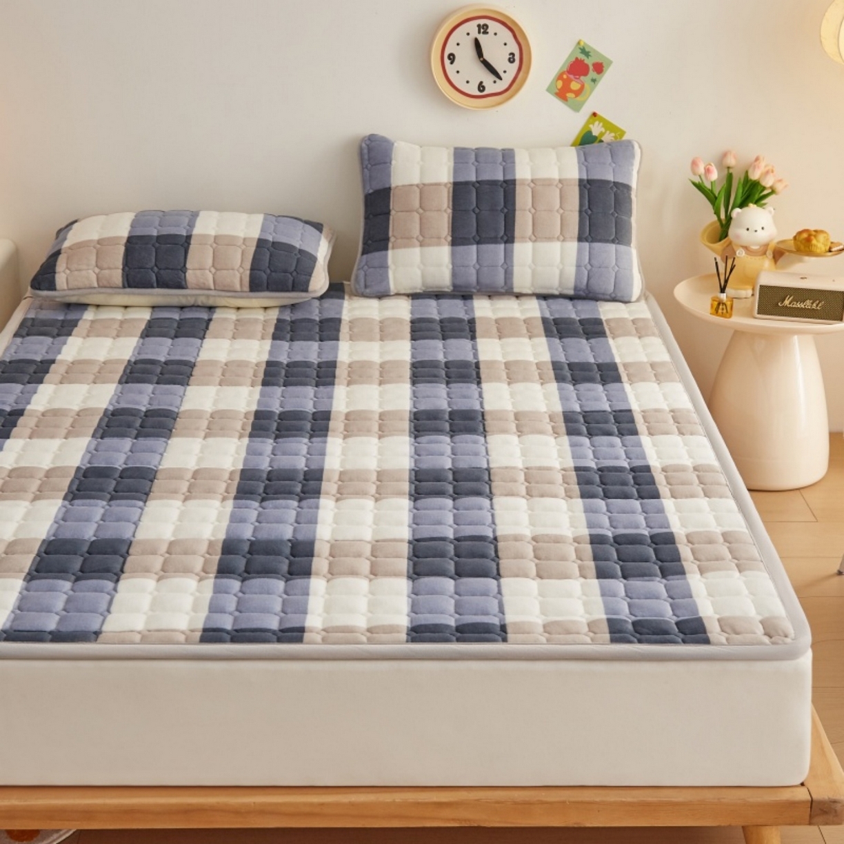 91家纺网 家纺一手货源 找家纺 奇丝雅 2025新款A类牛奶绒夹棉印花床褥床垫家用软垫床护垫-大床款 大蓝格