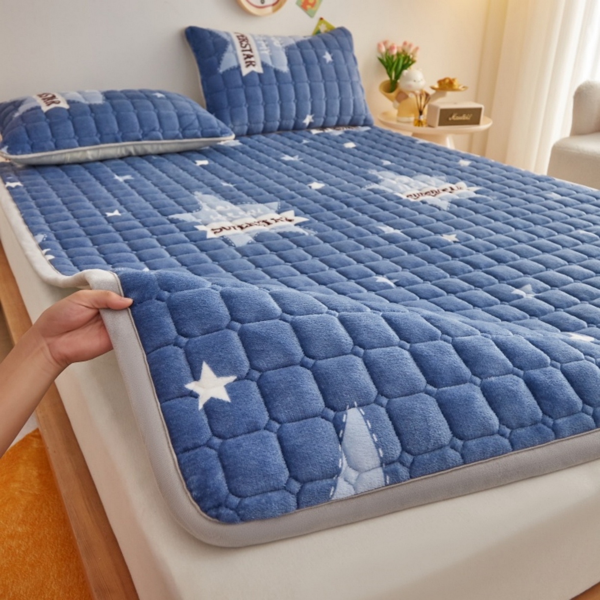 91家纺网 家纺一手货源 找家纺 奇丝雅 2025新款A类牛奶绒夹棉印花床褥床垫家用软垫床护垫-大床款 幸运星