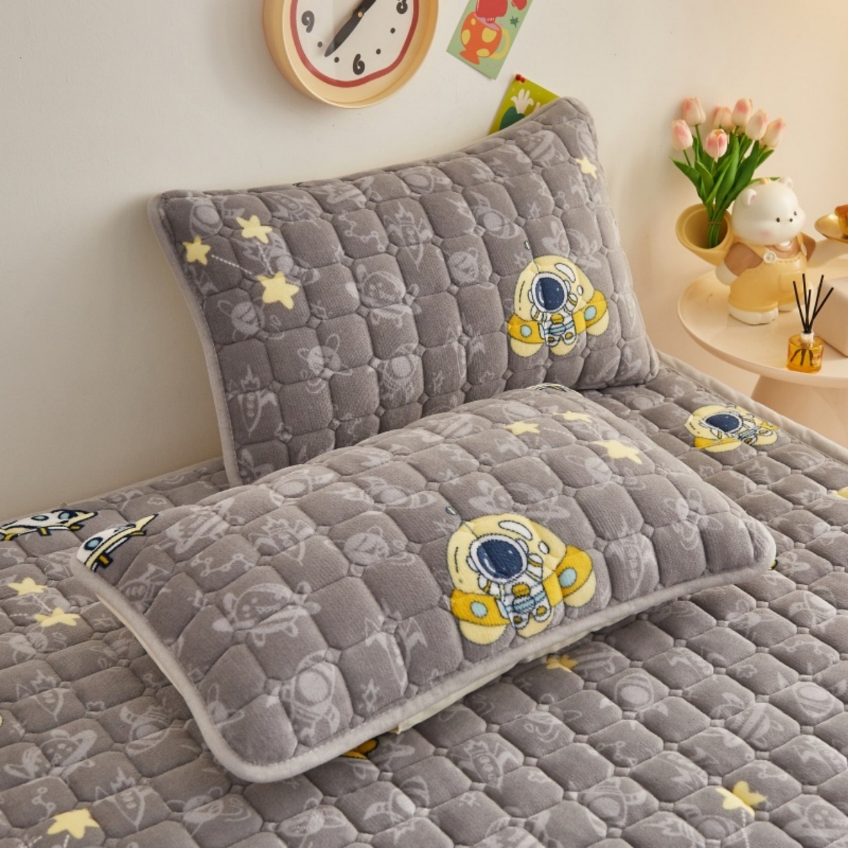 91家纺网 家纺一手货源 找家纺 奇丝雅 2025新款A类牛奶绒夹棉印花床褥床垫家用软垫床护垫-大床款 宇航员