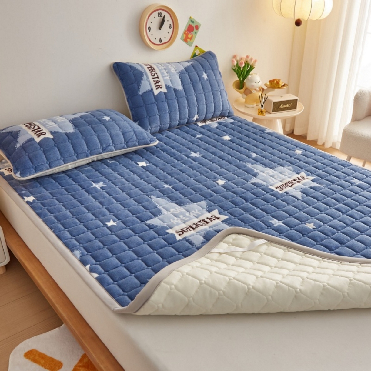 91家纺网 家纺一手货源 找家纺 奇丝雅 2025新款A类牛奶绒夹棉印花床褥床垫家用软垫床护垫-大床款 幸运星