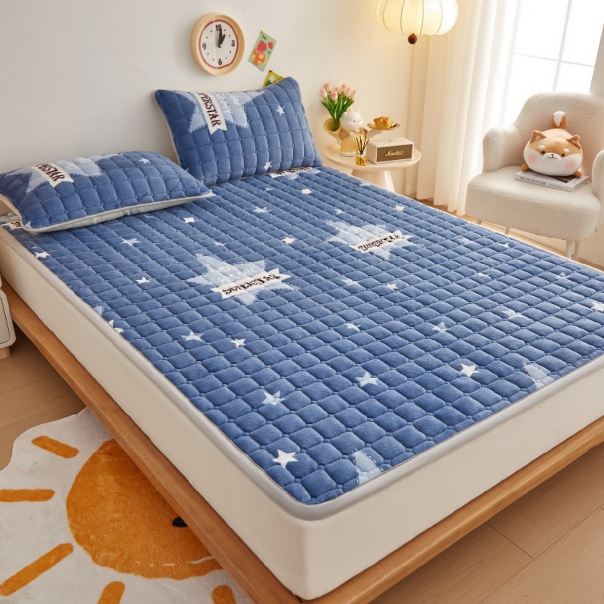 91家纺网 家纺一手货源 找家纺 奇丝雅 2025新款A类牛奶绒夹棉印花床褥床垫家用软垫床护垫-大床款 幸运星