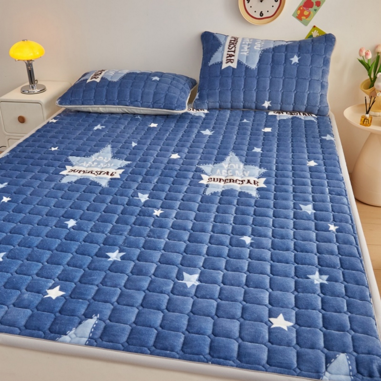 91家纺网 家纺一手货源 找家纺 奇丝雅 2025新款A类牛奶绒夹棉印花床褥床垫家用软垫床护垫-大床款 幸运星