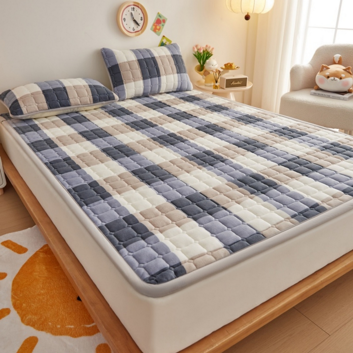 91家纺网 家纺一手货源 找家纺 奇丝雅 2025新款A类牛奶绒夹棉印花床褥床垫家用软垫床护垫-大床款 大蓝格