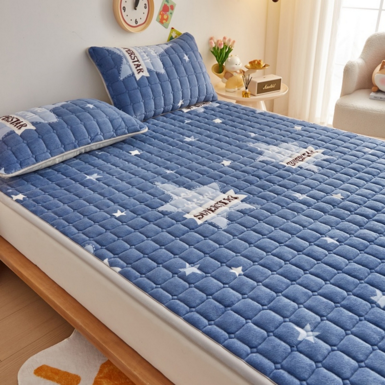 91家纺网 家纺一手货源 找家纺 奇丝雅 2025新款A类牛奶绒夹棉印花床褥床垫家用软垫床护垫-大床款 幸运星