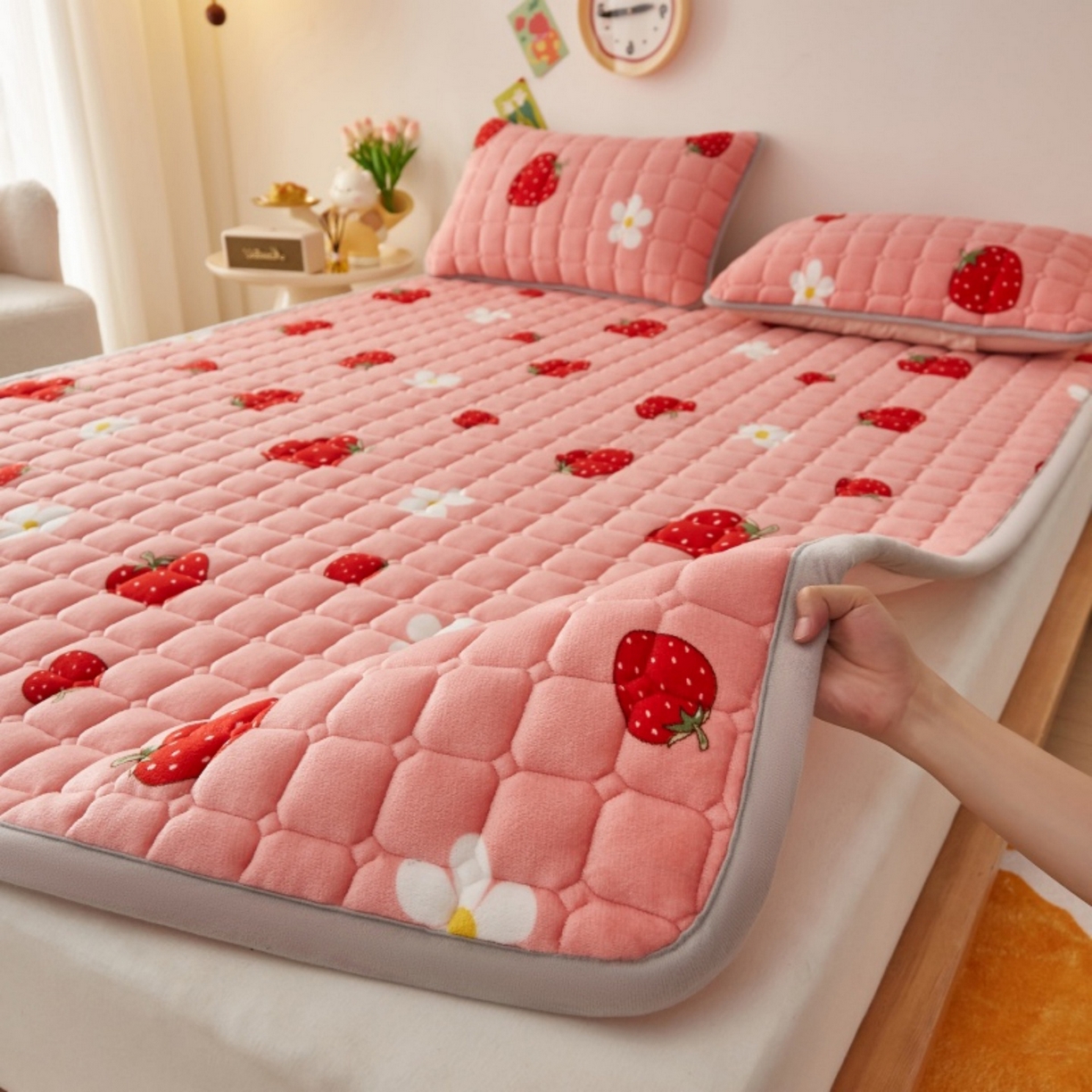 91家纺网 家纺一手货源 找家纺 奇丝雅 2025新款A类牛奶绒夹棉印花床褥床垫家用软垫床护垫-大床款 草莓物语