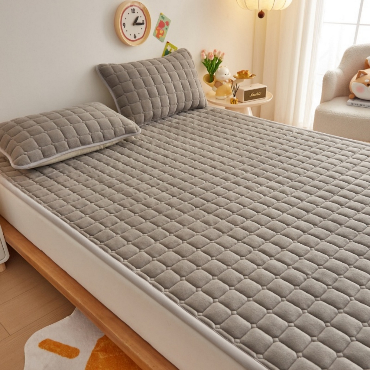 91家纺网 家纺一手货源 找家纺 奇丝雅 2025新款A类牛奶绒夹棉印花床褥床垫家用软垫床护垫-大床款 高级灰