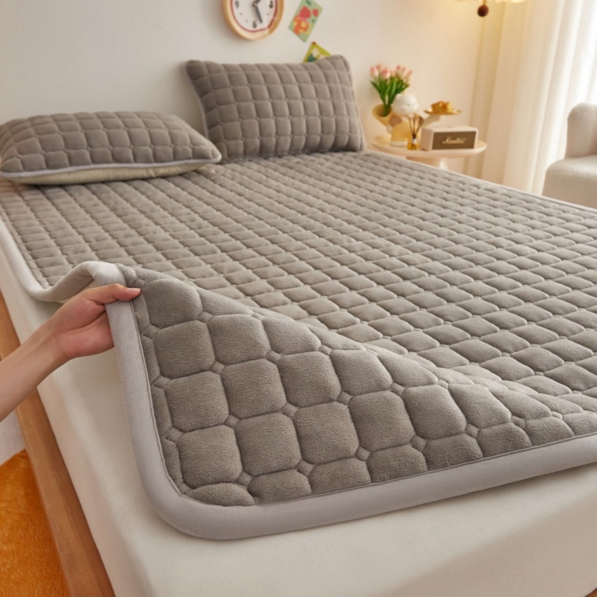 91家纺网 家纺一手货源 找家纺 奇丝雅 2025新款A类牛奶绒夹棉印花床褥床垫家用软垫床护垫-大床款 高级灰