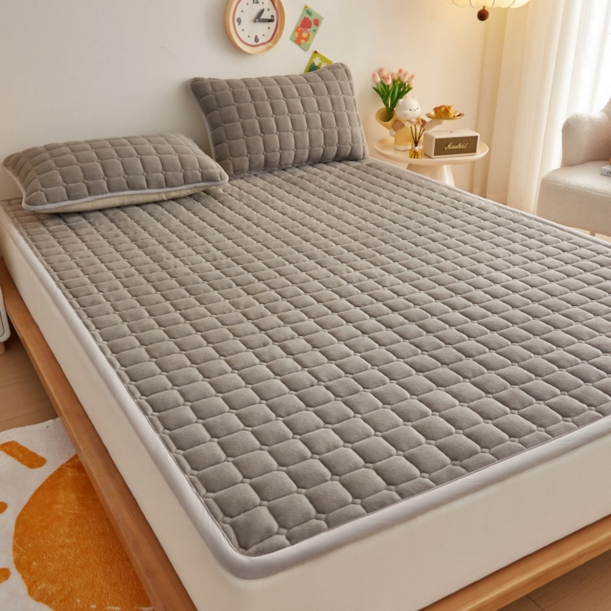 91家纺网 家纺一手货源 找家纺 奇丝雅 2025新款A类牛奶绒夹棉印花床褥床垫家用软垫床护垫-大床款 高级灰